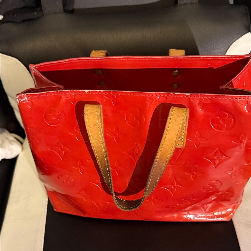 Louis Vuitton Vibrant Red Vernis Tote with leather Handles - Picture 3 of 11